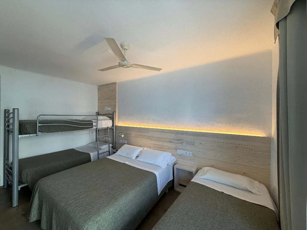 FAMILY ROOM WITH BALCONY Room, Hostal Rom, Costa Brava