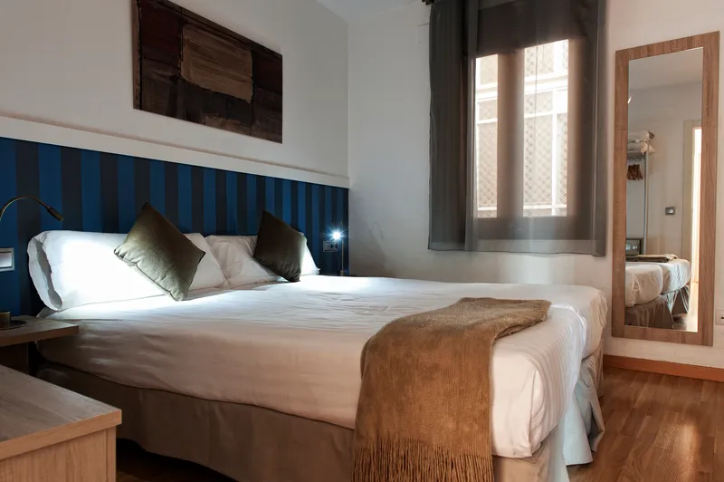 APARTMENT CAPACITY 4 TWO BEDROOMS Room, MH Apartments Liceo, Barcelona