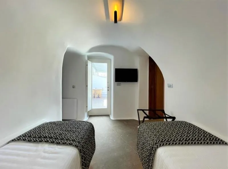 SUITE THREE BEDROOMS TWO BATHROOMS Room, Victoria Caves, Santorini