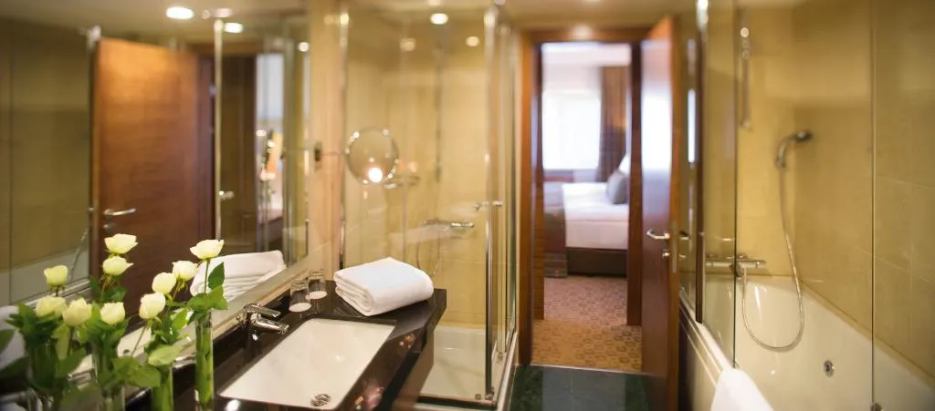 DOUBLE EXECUTIVE KING BED Room, Mövenpick Izmir, Izmir