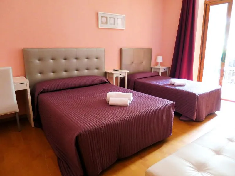 TRIPLE STANDARD Room, Hostal Balmes Centro, Barcelona