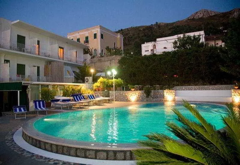 Pool, Carmencita, Naples