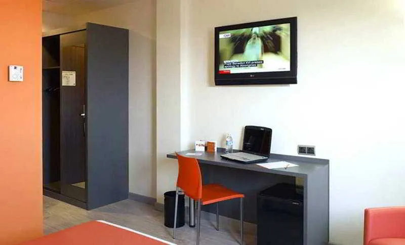 Room, H2 Fuenlabrada, Madrid