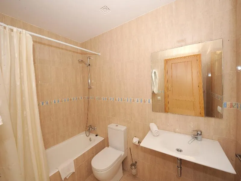 APARTMENT CAPACITY 8 THREE BEDROOMS Room, Playa Ferrera, Majorca