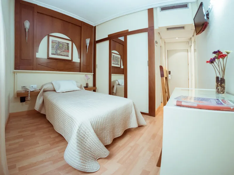 SINGLE STANDARD Room, Pasarela, Seville