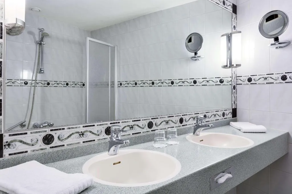 JUNIOR SUITE WITH VIEWS Room, NH Arnhem Rijnhotel, Amsterdam
