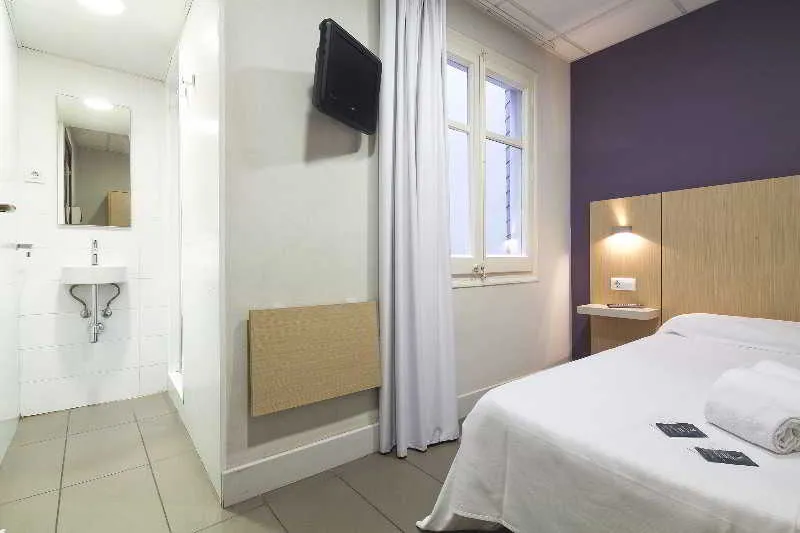 Room, Putxet by Gaiarooms, Barcelona