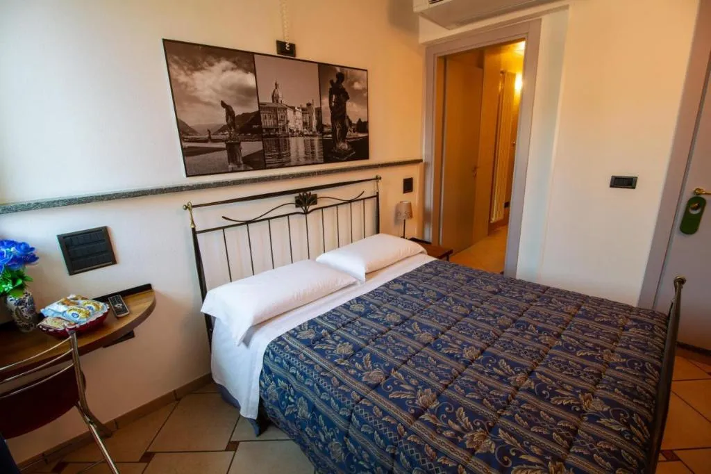 DOUBLE QUEEN SIZE BED Room, In Riva Al Lago, Milan