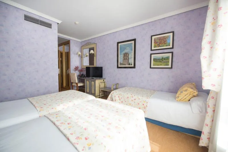 TRIPLE THREE BEDS Room, Hospederia La Canada, Madrid