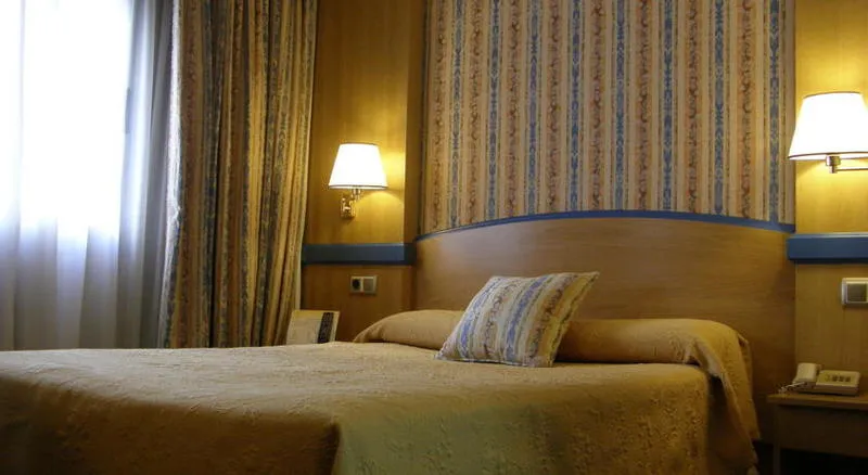 DOUBLE STANDARD Room, Gran Versalles, Madrid
