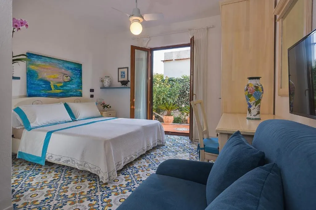 TRIPLE GARDEN VIEW Room, Villa Maria, Naples