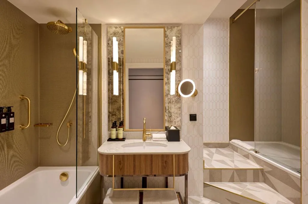 SUITE DELUXE ONE BEDROOM Room, Hotel Saski Krakow, Curio collection by Hilton, Krakow