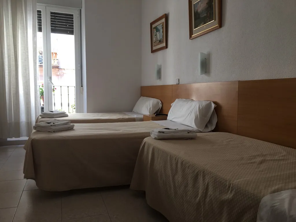 TRIPLE STANDARD Room, Hostal Residencia Lido, Madrid