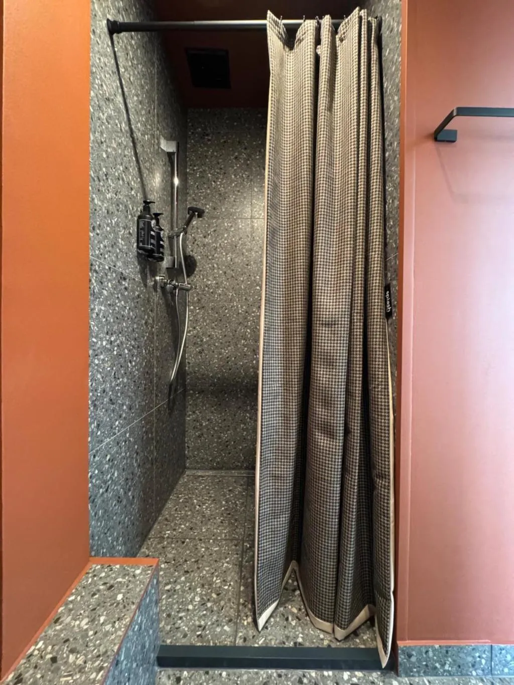 DOUBLE DELUXE QUEEN BED Room, Avitar, Riga