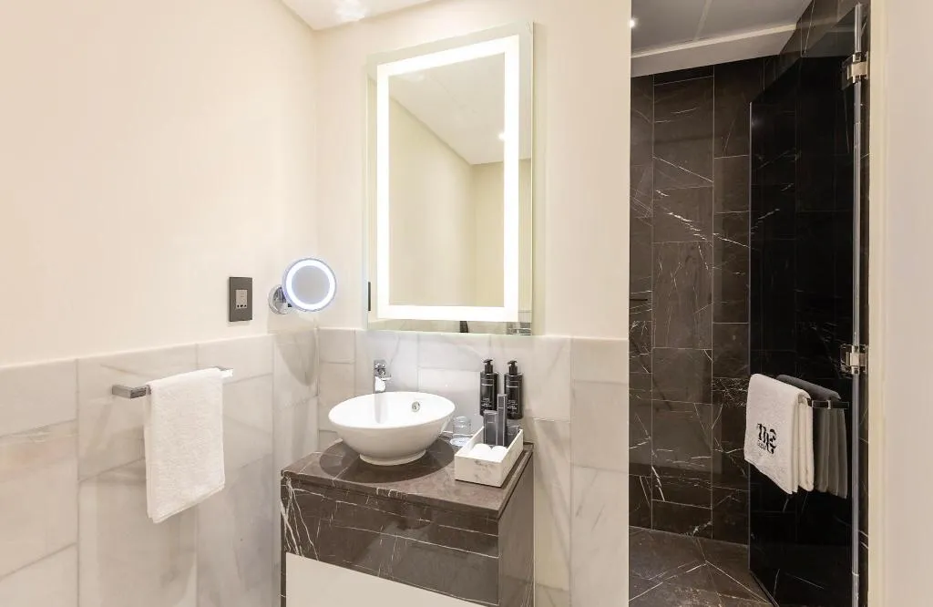 TWIN DELUXE SEA VIEW Room, Th8 Palm Dubai Beach Resort Vignette Collection, Dubai