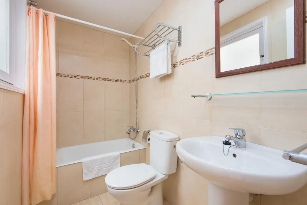 Double or Twin SUPERIOR Room, Hostal JUME - URBAN ROOMS, Menorca