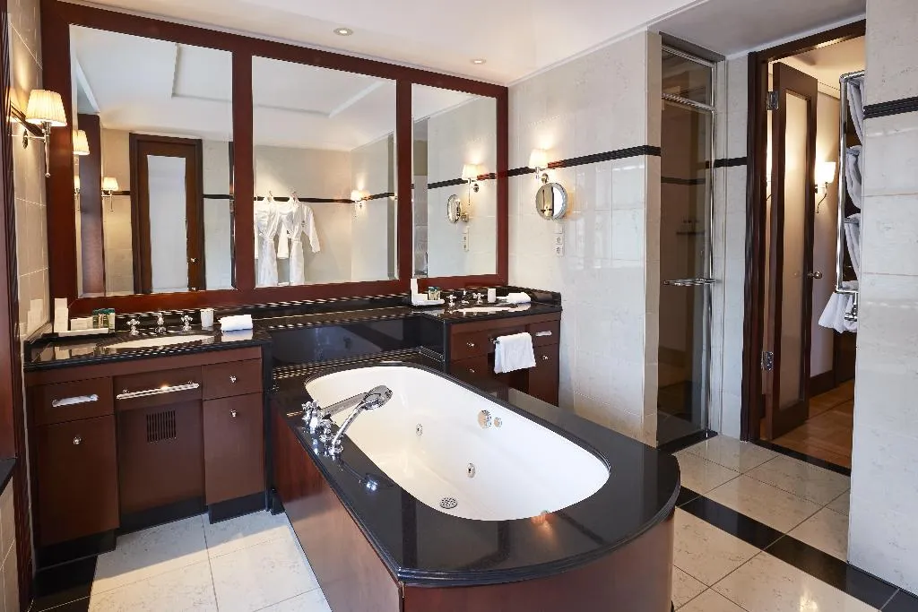 SUITE WITH VIEWS Room, Adlon Kempinski Berlin, Berlin