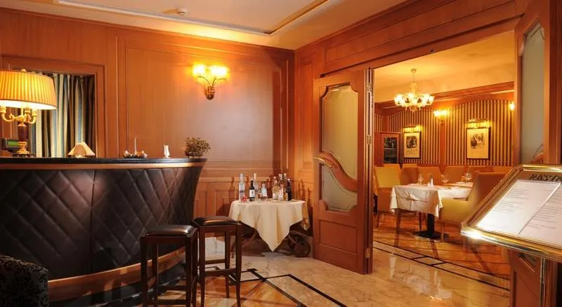 Bar, Manzoni, Milan