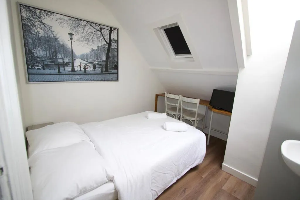 DOUBLE WITH SHARED BATHROOM Room, Budget Hotel Hortus, Amsterdam