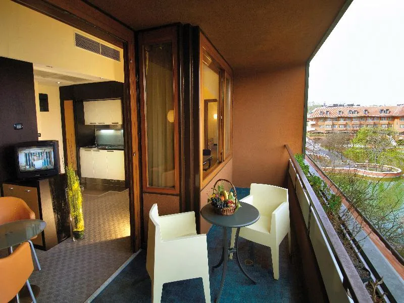 APARTMENT WITH VIEWS Room, NH Milano 2 Residence, Milan