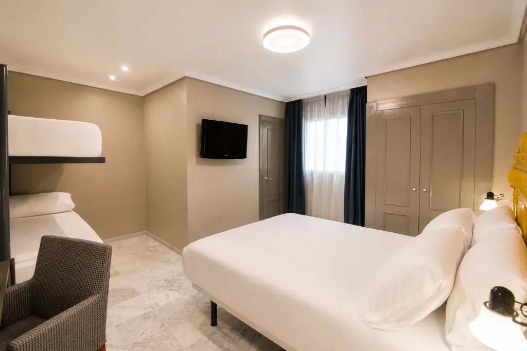 QUADRUPLE STANDARD Room, Petit Palace Puerta de Triana, Seville