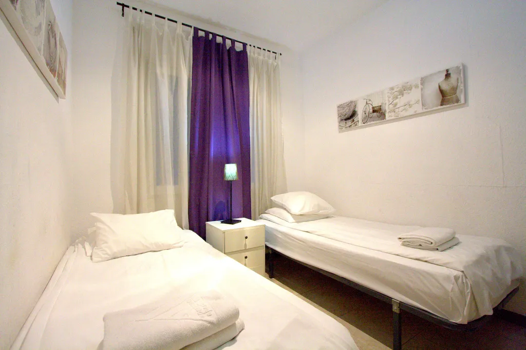 APARTMENT CAPACITY 9 FOUR BEDROOMS Room, Charm Apartments BCN, Barcelona