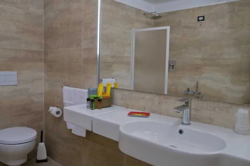 Room, Italia, Cagliari