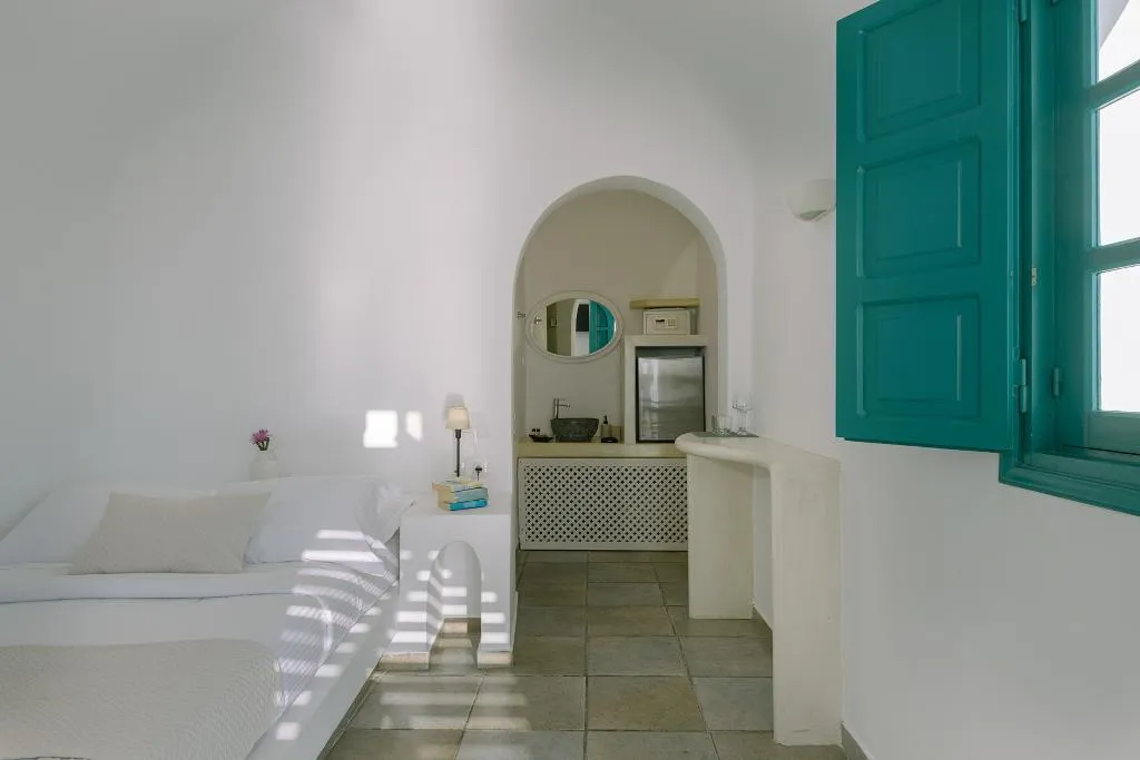 DOUBLE WITHOUT BALCONY Room, Afroessa Hotel, Santorini