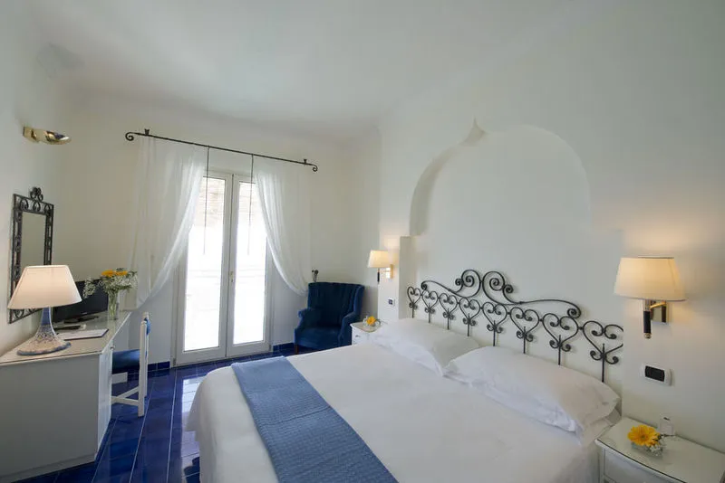 Room, Aurora, Naples