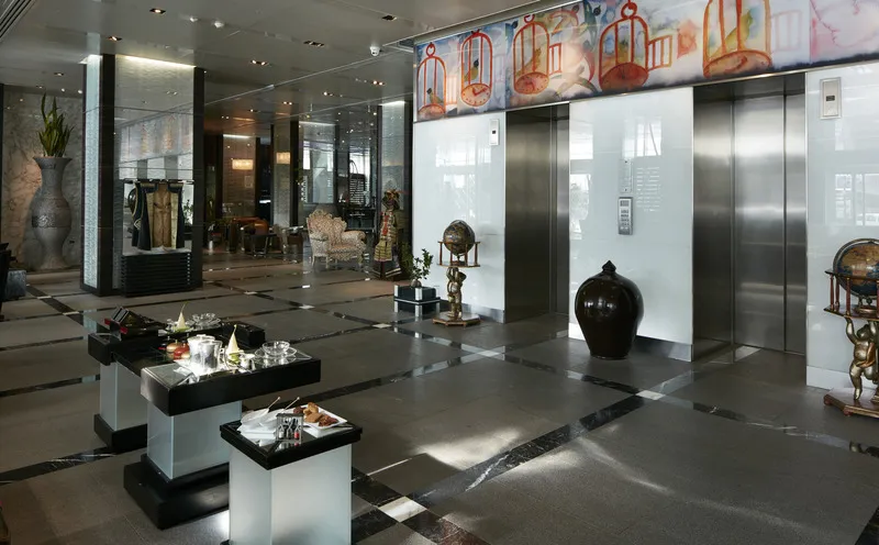 Lobby, Romeo, Naples
