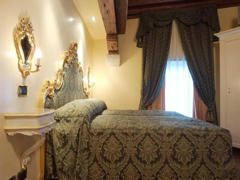 Room, Vecellio, Venice