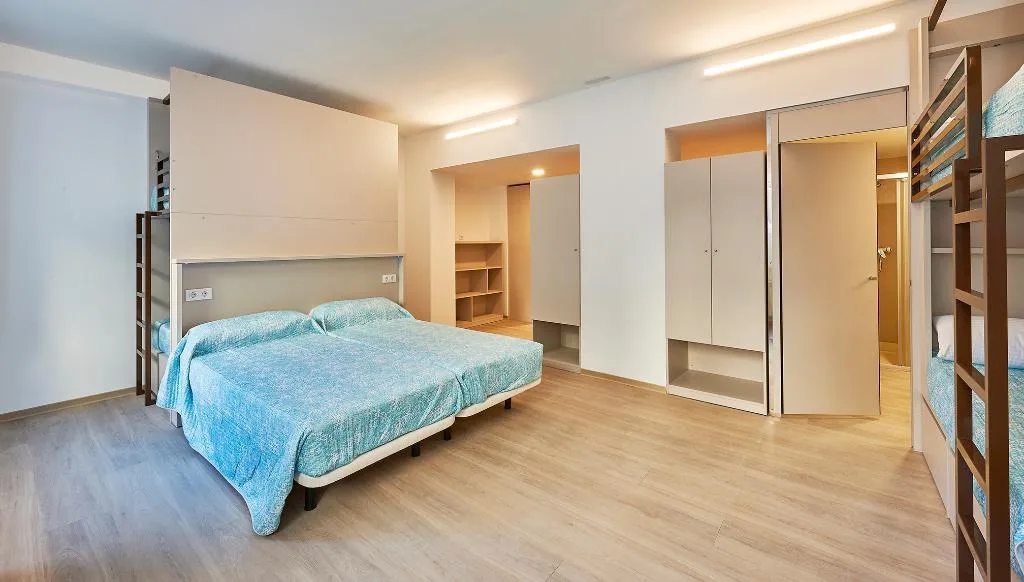 FAMILY ROOM CAPACITY 6 Room, Alberg Abat Oliba, Barcelona