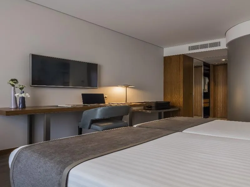 Room, Timbre Heroismo, Porto