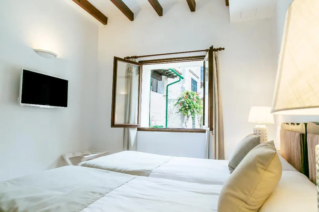 Room, El Guia, Majorca