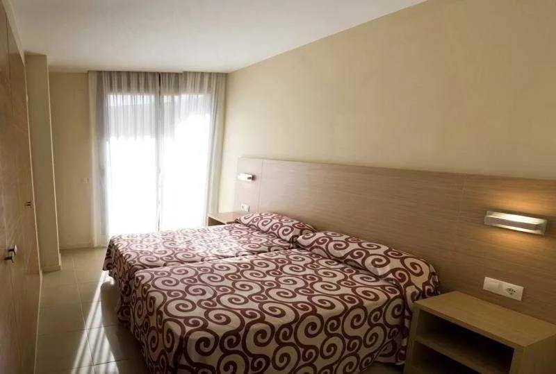APARTMENT CAPACITY 8 THREE BEDROOMS Room, Trimar, Costa Brava