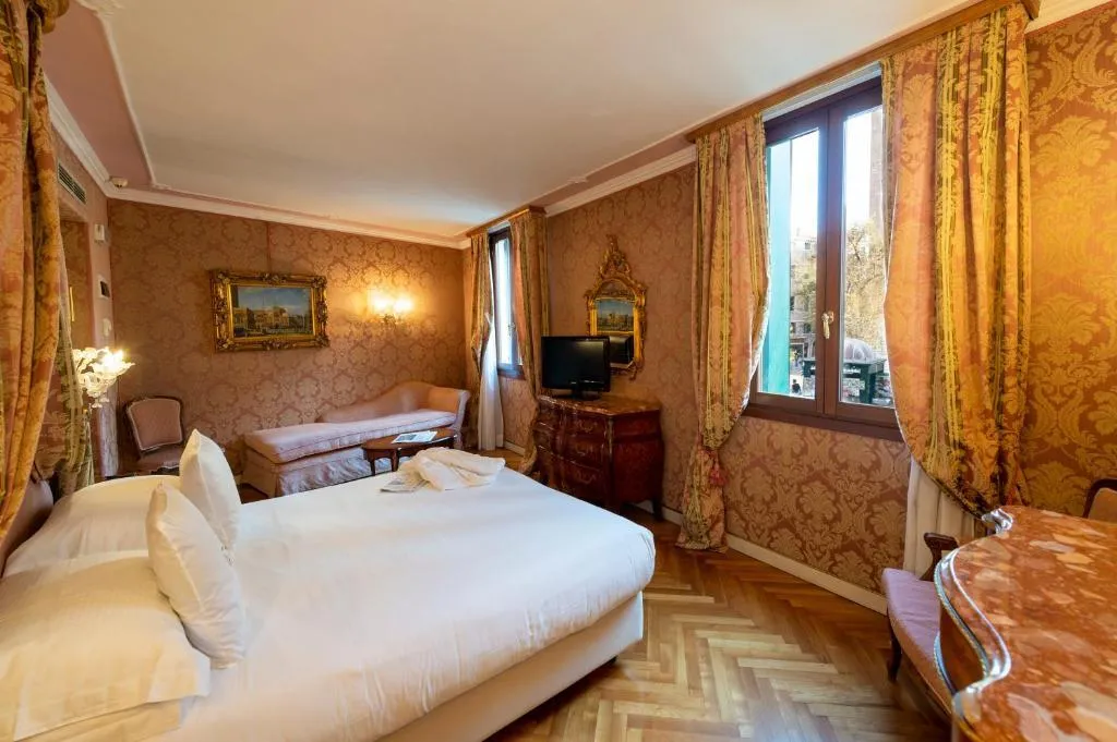 Double or Twin DELUXE CANAL VIEW Room, Antico Doge - a Member of Elizabeth Hotel, Venice
