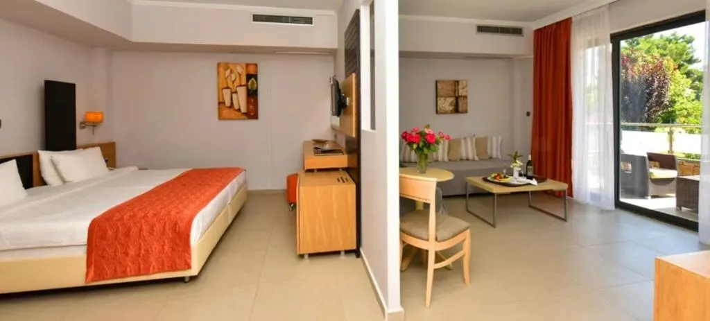 JUNIOR SUITE GARDEN VIEW Room, Istion Club & Spa, Thessaloniki