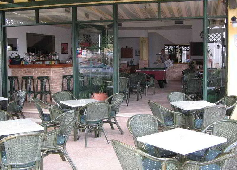 Bar, Aspri Petra, Crete