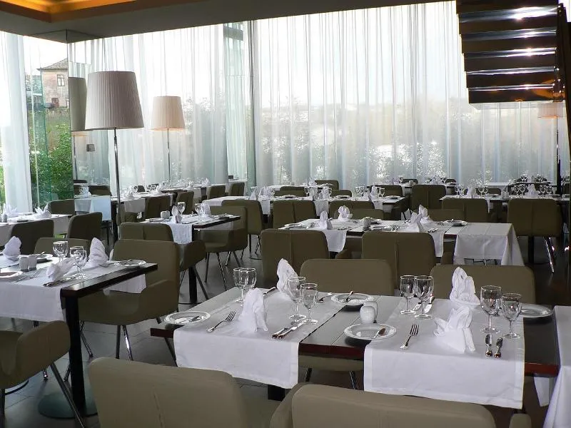 Restaurant, Golden Tulip São João da Madeira, Porto