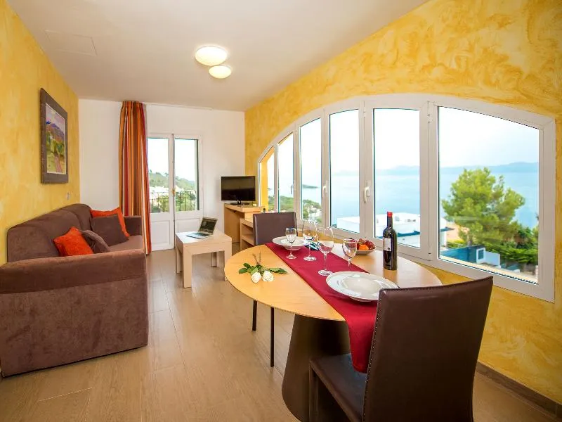 Room, Ona Aucanada, Majorca