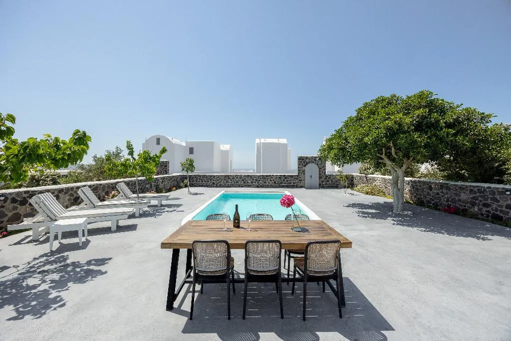 APARTMENT TWO BEDROOMS WITH PRIVATE POOL Room, Thermes Luxury Villas by Mr and Mrs White, Santorini