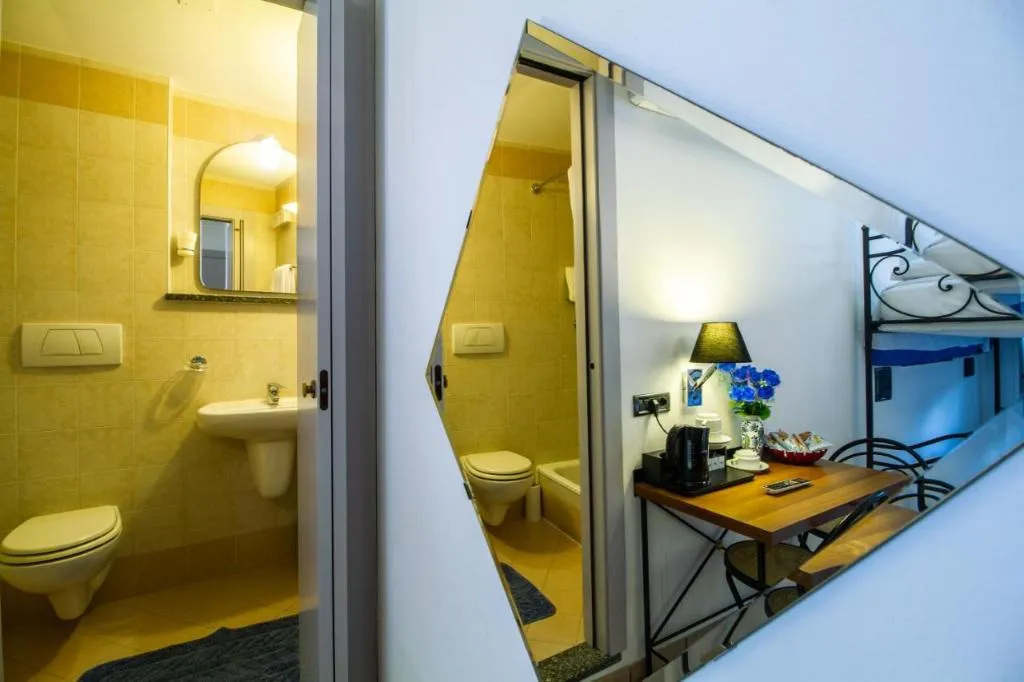 DOUBLE WITH DOUBLE BED Room, In Riva Al Lago, Milan