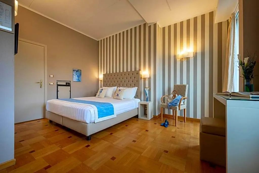 TRIPLE DELUXE Room, Hotel Metropole, Cagliari