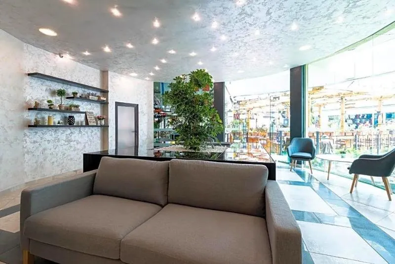 Lobby, Juli, Bourgas