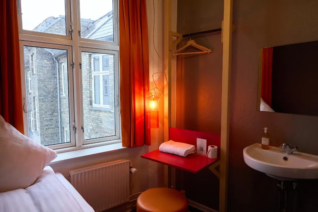 SINGLE WITH SHARED BATHROOM Room, Annex Copenhagen, Copenhagen