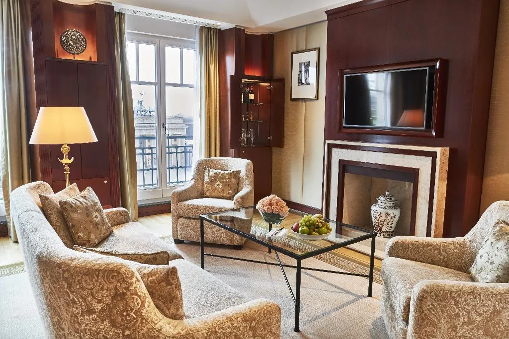 SUITE WITH VIEWS Room, Adlon Kempinski Berlin, Berlin