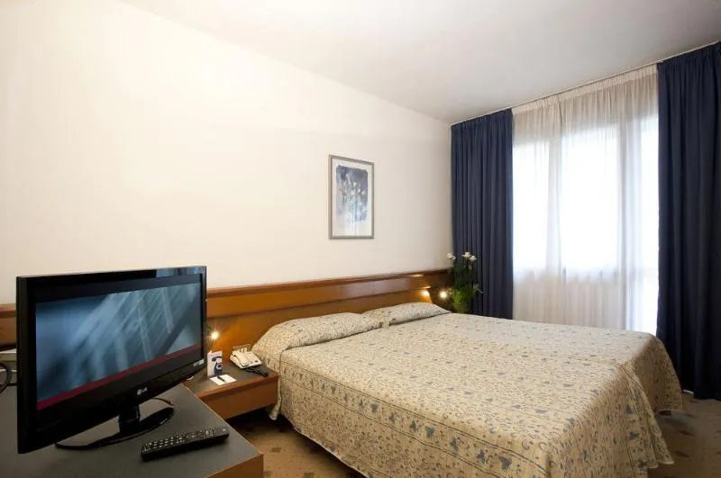 General view, Hotel Du Parc Sirmione, Milan
