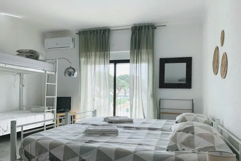 FAMILY ROOM basement Room, Sublime Sun and Van by Meco Stays, Lisbon