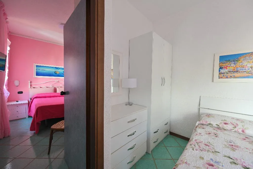 FAMILY ROOM TWO BEDROOMS ONE BATHROOM Room, Hotel Annabelle, Naples
