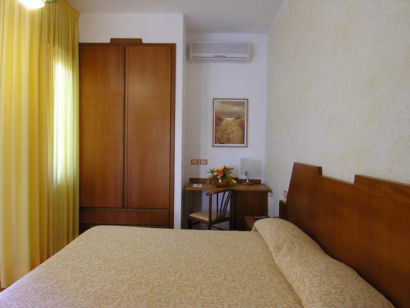 FAMILY ROOM STANDARD Room, Hotel San Pietro, Naples